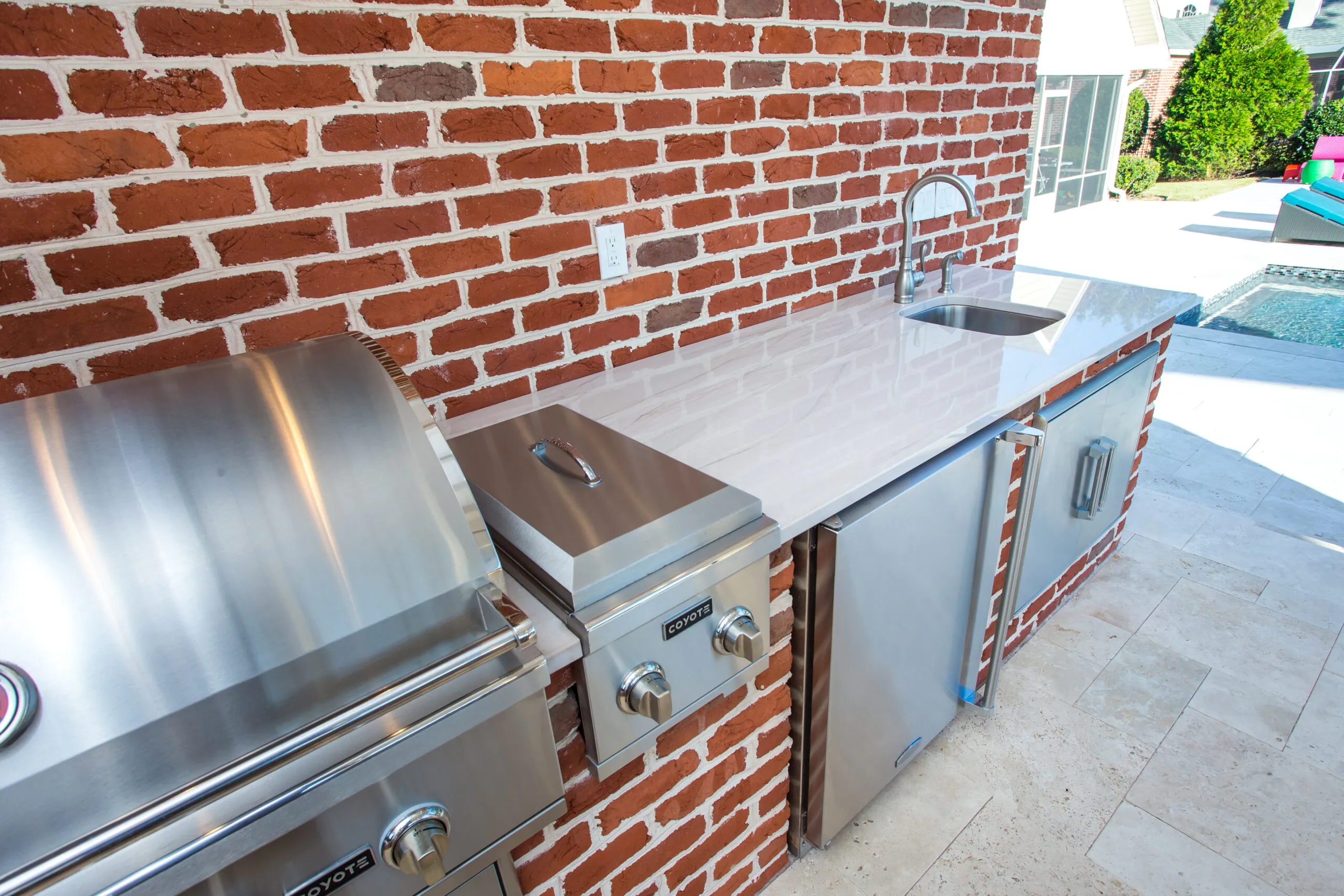 outdoor kitchen with quartzite natural stone