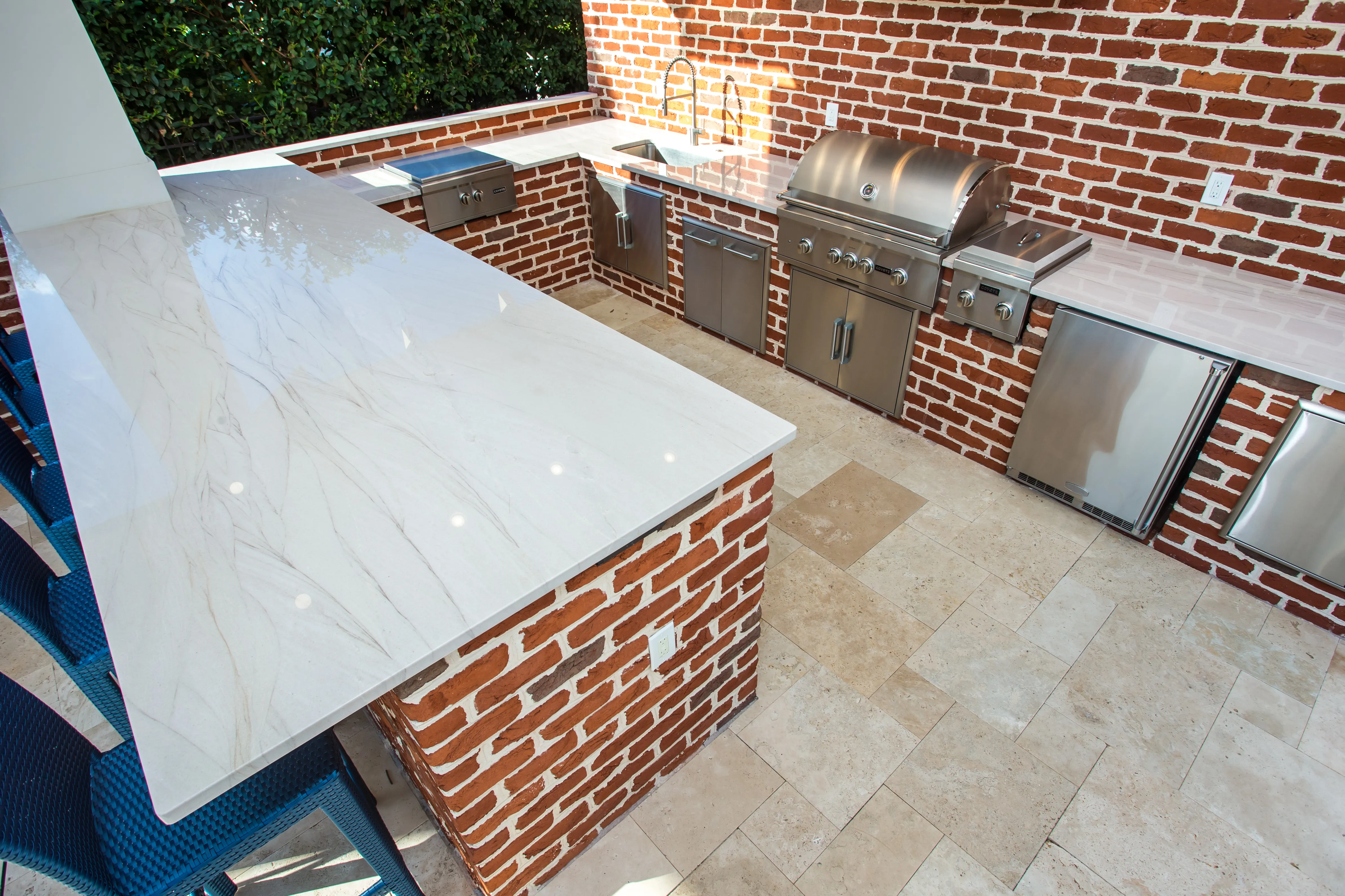 outdoor kitchen with quartzite natural stone