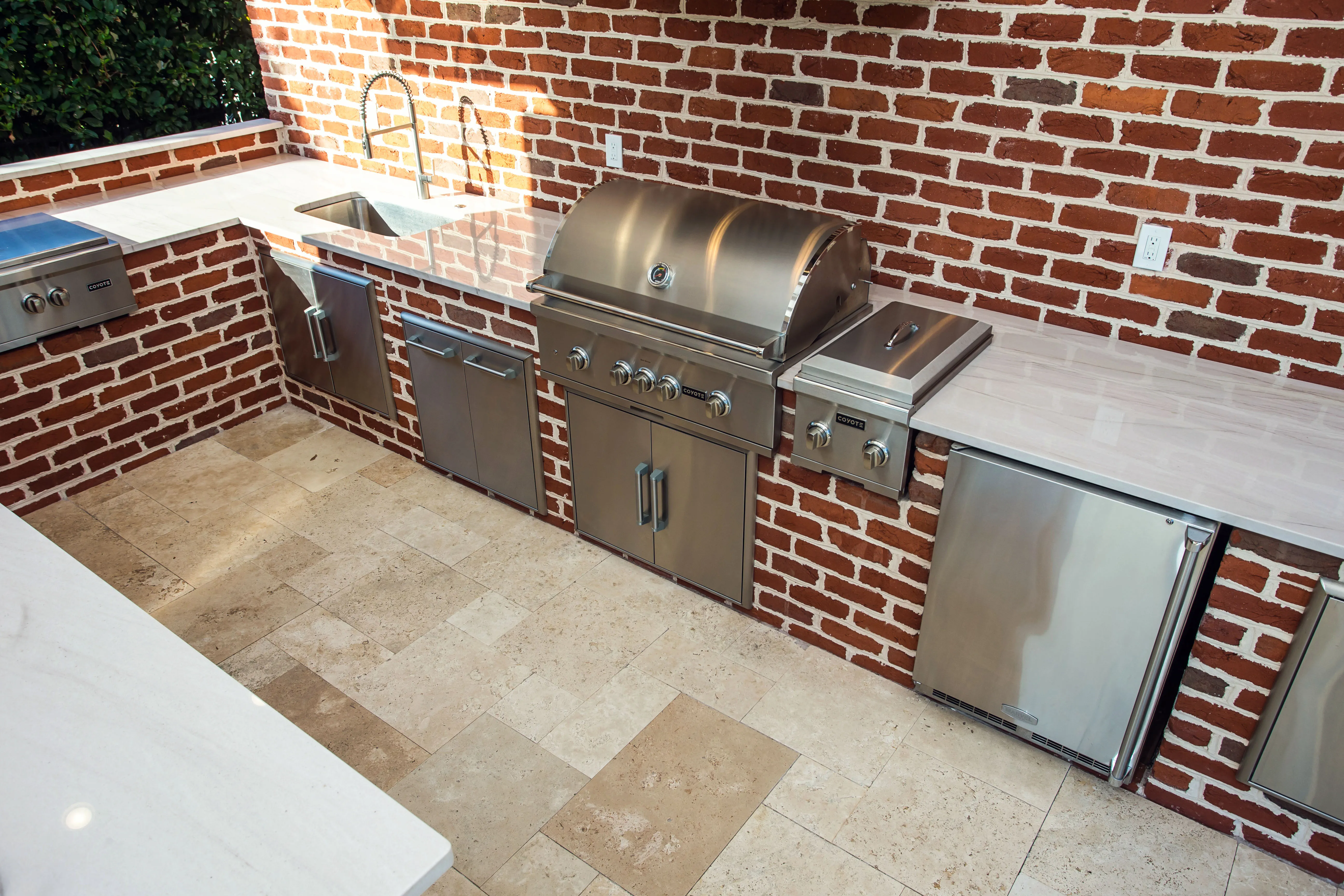 outdoor kitchen with quartzite natural stone